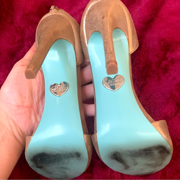 Betsy Johnson Gold Heels - size 6 - Picture 4 of 7